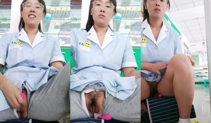推荐，药店女店员，【男科圣手李大夫】，上班期间用大黑牛自慰，时不时有客人来，玩得就是刺激，真实