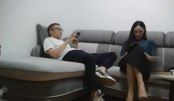 168CM冷艳型外围美女，眼镜哥开看双腿要摸逼，小姐姐羞射捂着，小舌头舔菊先服务，黑丝袜撕裆，扶