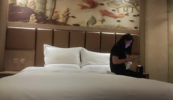 91着名圈主张总黑色长裙巨乳少妇，穿上黑丝口交舔屌，口了半天没硬起来，少妇很失望先走人了