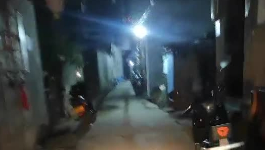 【小黑探花】，深夜巷子里寻觅小姐姐，美乳小姐姐湿巾擦一擦逼开干，粉乳美腿躺平，卖力啪啪浪叫连连