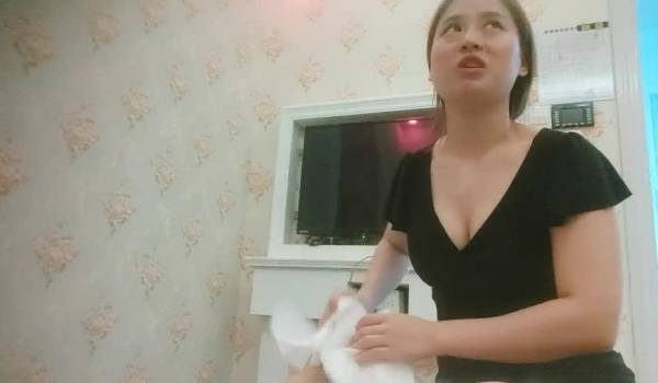 【老王1探花】真实搞足疗女，大白奶子少妇，骑在身上打飞机，手机打光用屌蹭骚逼