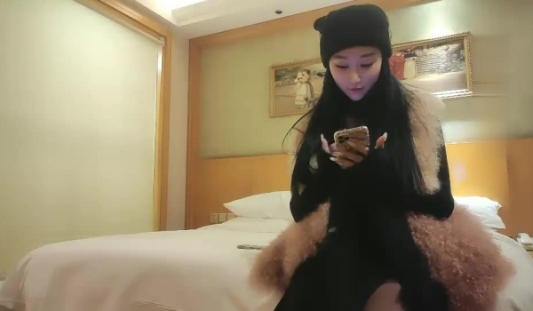 壹屌探花约了个颜值不错黑帽妹子啪啪，穿上开档黑丝舔弄调情大力抽插猛操
