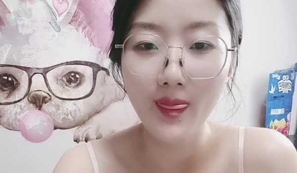 很有气质的美丽人妻首次露脸大秀直播，在狼友的调教下慢慢脱光，揉奶玩逼展示各种羞人的姿势，精彩刺激