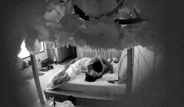 安防酒店摄像头偷拍 ️吃完年夜饭的气质美女和男友六九做爱感觉这是几千年没做爱的叫声