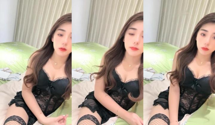 最闪亮的新星，【妍妍吃不饱】，颜值女神下海~放飞自我，这色泽，这浓密的阴毛，这翘起的红樱桃，眼馋