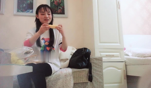【小丑探花】深夜约操骚熟女，撩起衣服掏出奶子舔，伸进内裤摸穴，转战床上舔屌口交，大屁股骑乘爆插