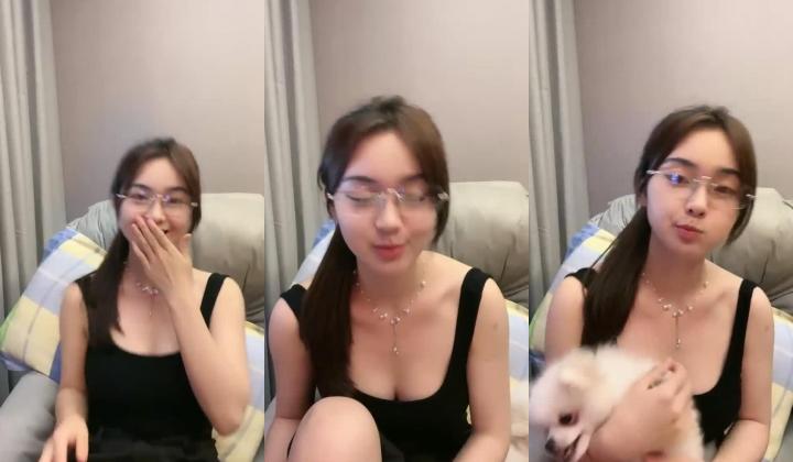 脸蛋身材满分，直接看硬了，【天天想鼠】，20岁清纯小学妹，D罩杯美乳，戴上眼镜斩男指数暴增，谁看