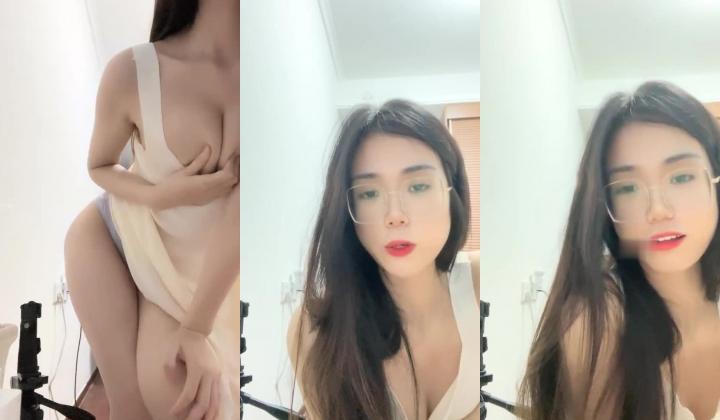 校花学姐好美啊，【听者貌貌】，主打的就是一个清纯，这个年纪的肉体怎能不炸裂，粉嘟嘟，白嫩，肥美的