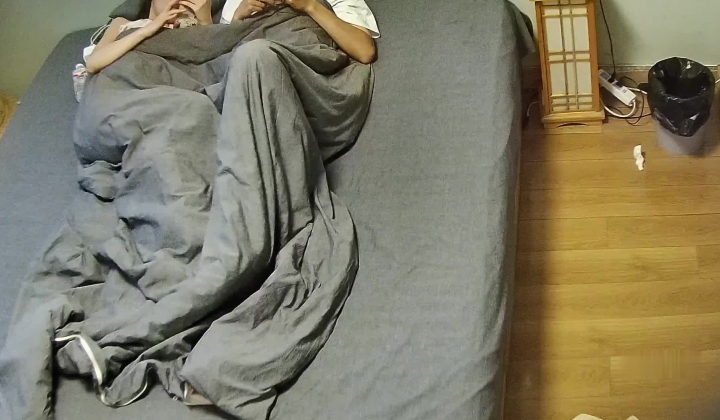 高校附近钟点炮房 摄像头偷拍大学生情侣青春女孩被男友射了一嘴后再吃外卖