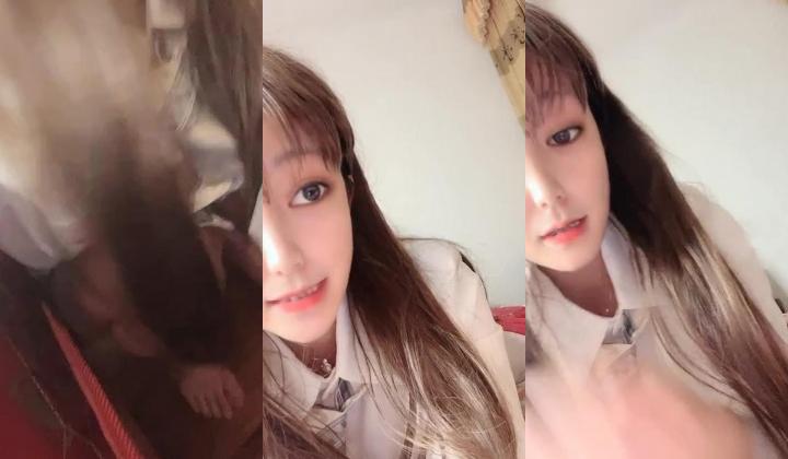超级清纯可爱妹子，散发着少女气息，粉色蕾丝内裤小穴原生态超级粉嫩