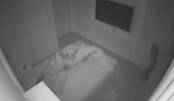 黑客破解家庭网络摄像头偷拍 夫妻睡前性生活又舔又扣各种姿势做爱