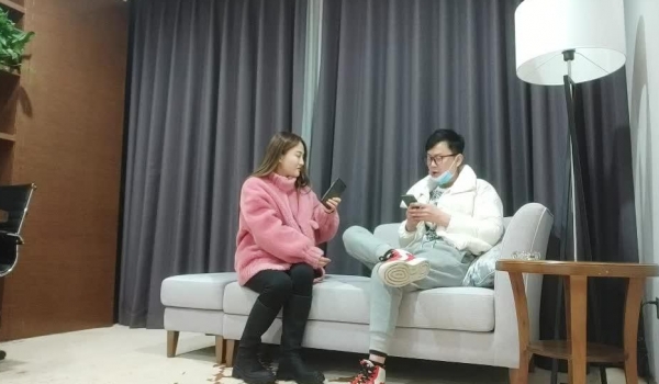 【子轩极品探花】新晋老哥今日首秀，粉衣甜美系小妹，新视角沙发上操，美女换上睡衣黑丝，大屁股骑乘站