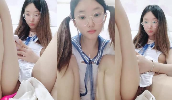 【安安宝贝】，清纯眼镜学妹，暑假在家偷偷播，看着外表是个乖乖女，脱光了骚气逼人