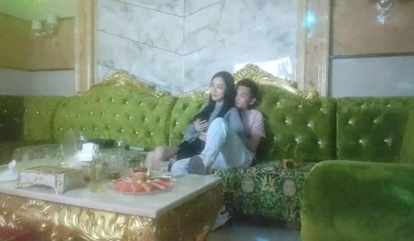 【怨种探花】KTV陪唱小姐姐，带回酒店操逼，花臂纹身大长腿，后入水声哗哗爽翻