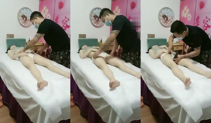 爱装纯的骚女人按摩店享受小哥的特殊服务，让小哥抠逼按摩棒玩弄骚穴搞的直流淫水，口交大鸡巴多体位放