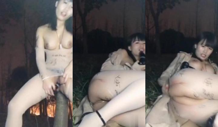 极品美乳女神魅心路边自慰求操 假J8抽插浪穴 羞耻露出 白丝淫字 高潮呻吟 淫语对白 完美露脸