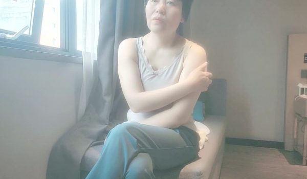 【良家故事】偷拍 网恋 中年良家妇女收割机~2天1女，人妻出轨，酒店内放纵自己的欲望