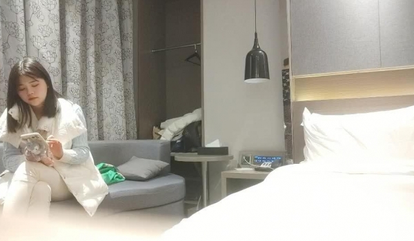 【用利抽插】，探花一哥，返场极品小萝莉，无毛粉穴让人爱不释手，青春胴体分外诱惑，暴力抽插征服她