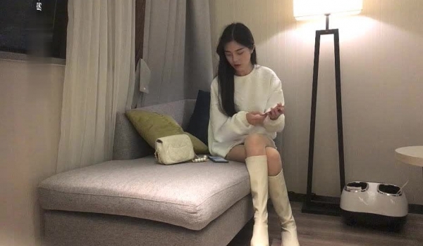 【文轩探花】3000网约极品车站模特，清纯女神苗条温柔，沙发撕开丝袜抠穴展示，这颜值物有所值