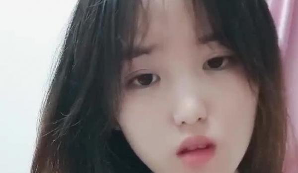高颜值女高学生妹下海直播 面对大哥们很害羞，清纯的面庞白月光般的颜值 勾走多少少年的魂，如玉般酮体 酥到骨头里