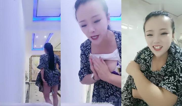 美容院的老板娘店里没人自己骚，自己给逼里拿注射器打性药，骚逼特写道具抽插浪荡呻吟，尿尿给狼友看真