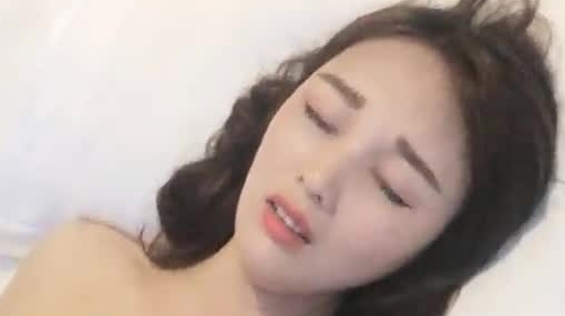 重庆探花做导演让刷了不少礼物的粉丝和美少妇和闺蜜双飞一皇二后享受帝王级服务，小伙连射几次