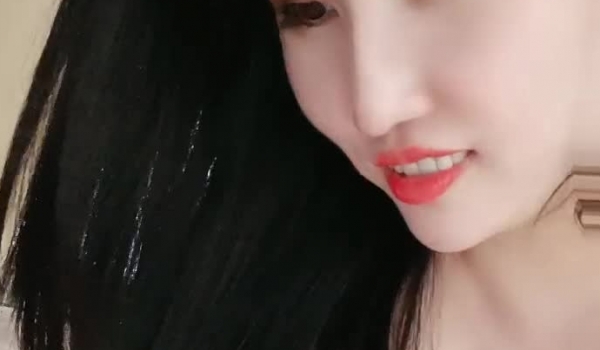 巨乳骚货躺在床上白皙大奶波涛汹涌，和炮友啪啪深入虎穴，露脸口交，白虎粉嫩