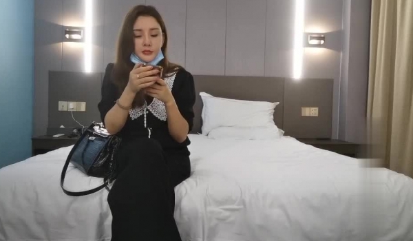 看装扮是个上层社会美女名媛 接触的都是大款靠卖淫挣大钱