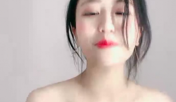 近期刚播气质美女，黑丝美腿极品肥穴，表情淫荡舔着手指，翘起双腿特写骚穴，性感美臀翘起扭动