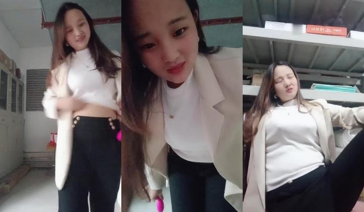 快递驿站里的风骚老板娘，虎牙很可爱全程露脸陪狼友撩骚互动，漏出骚奶子，跳蛋塞逼里搅动呻吟，表情好