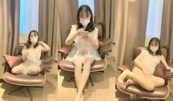 颜值不错牙套嫩妹子和炮友酒店互玩，全裸口交撸管翘屁股掰穴非常诱人