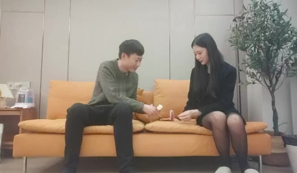 【哥现在只是个传说】170CM黑丝美腿，温柔文静现金支付，清晰拍摄视角好，拉着头发后入骑乘爆插