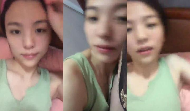 正宗学妹，【小白甜妹】05后美女，拿着口红涂逼唇，颜值真能打，不用开美颜这姿色也够了，楚楚动人小