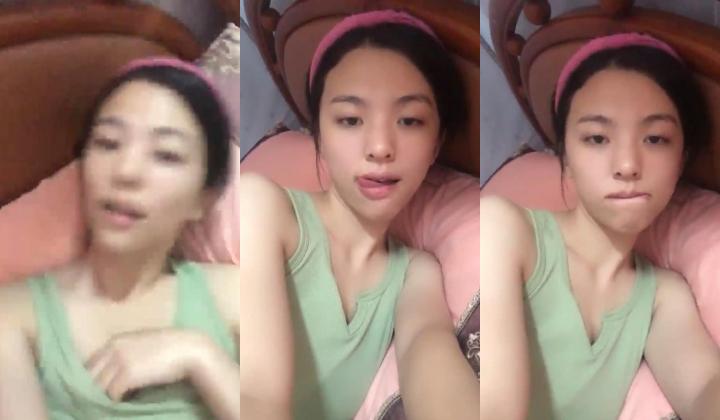 正宗学妹，【小白甜妹】05后美女，拿着口红涂逼唇，颜值真能打，不用开美颜这姿色也够了，楚楚动人小
