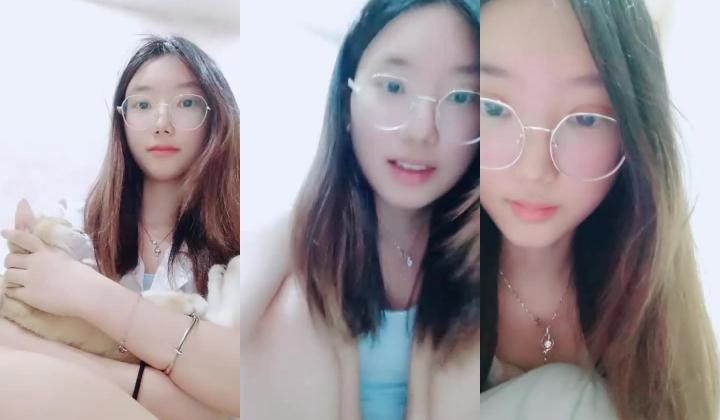 【安安宝贝】，清纯眼镜学妹，暑假在家偷偷播，看着外表是个乖乖女，脱光了骚气逼人