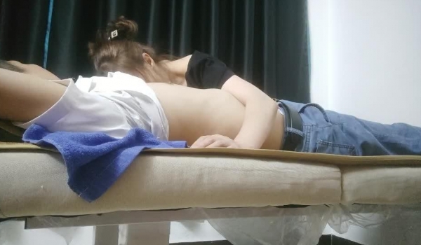 【老马寻欢】，按摩店撩少妇，这对大白兔还挺不错，给点儿小费随便摸，撸管漫游爽一爽