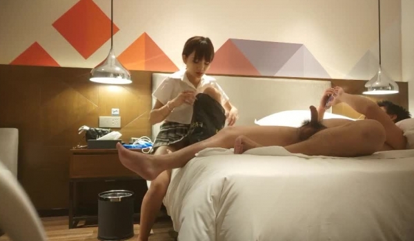【小智寻花】，19岁嫩妹，小萝莉娇俏可人，粉嘟嘟惹人爱，换上JK网袜，诱惑勾人太刺激两炮