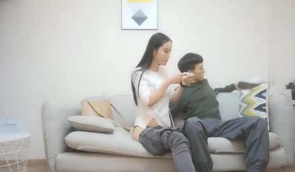 本人比照片还漂亮，扎起马尾气质不错，豹纹内衣套装，翘起屁股掰开骚穴，深喉吸吮大屌，S型身材后入爆