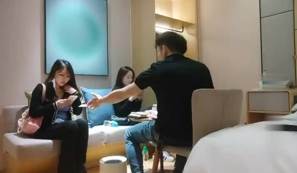 91沈先生深夜场嫖娼大师带你操外围，来两个妹子留一个手指扣逼，后入抽插正对脸拍摄抬腿侧入猛操