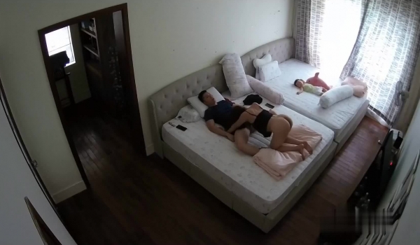 黑客破解家庭摄像头偷拍 ️二胎年轻夫妻的日常性生活不分白天黑夜孩子睡了就干