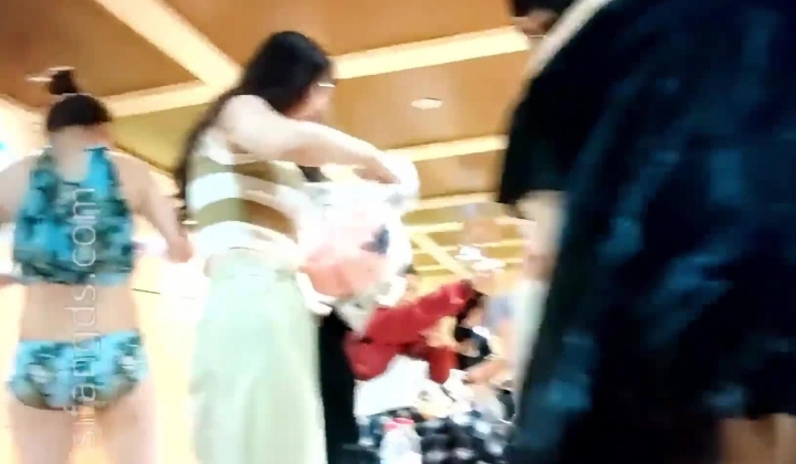 大众浴室内部员工一路游走偷拍 众多的美女洗澡换衣服