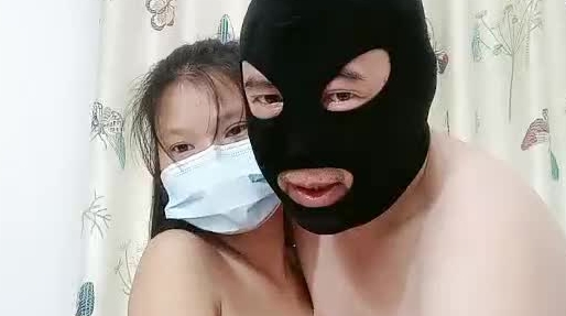 上点年纪的中年大叔玩弄年轻小学妹，老当益壮各种体位激情爆草还用手指抠小骚逼，浪荡呻吟被干的都快哭