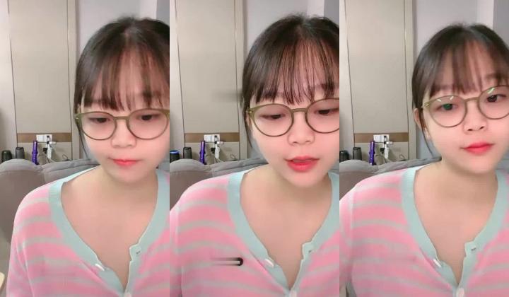 新人学生眼睛妹~【笨蛋超能力】翘臀美胸~收费全裸自慰拉丝~