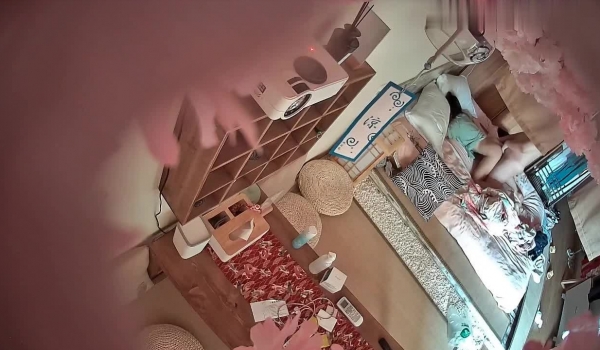 深受年轻情侣喜欢的日式主题酒店欣赏十多对男女开房爱爱学生制服开档黑丝开着A片嫌女友叫床声不够大声