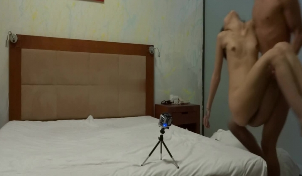 变态三人组迷翻大长腿少妇 ️换上各种丝袜各种奇葩玩弄