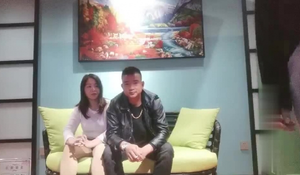 新人《探花刘先生》舞厅搭讪认识的两个无业少妇酒店开房玩双飞