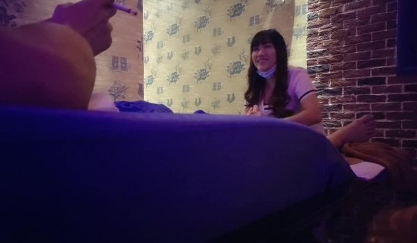 青年足浴 给足嫖资把小少妇带出来开房 操完少妇想让天天去照顾她生意