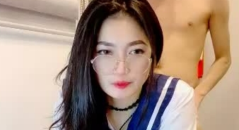 小黄毛大战学生制服眼镜妹，骑脸舔逼扭动细腰，主动骑坐深插，各种姿势尽情输出