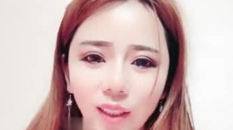 美少妇主播年轻貌美竟勾引40多岁隔壁邻居老刘疯狂草逼