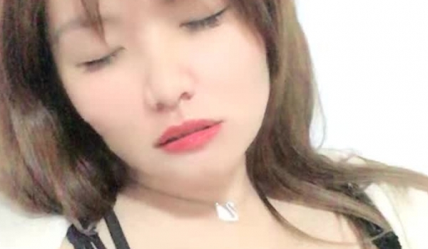 文静颜值小少妇！独自在家寂寞！多毛粉嫩小穴，特写视角跳蛋自慰，塞入拉扯白浆直流，爽的呻吟很真实